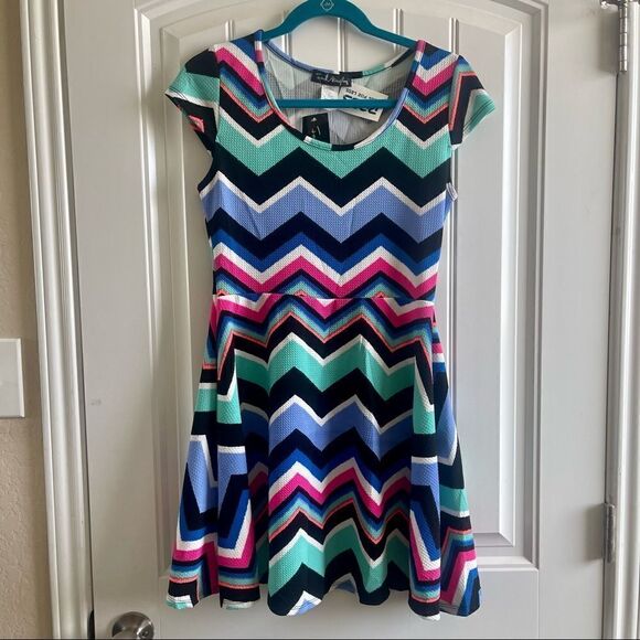 French Atmosphere Multicolor Short Sleeve Chevron Print Skater Dress; SZ L;BNWT - Picture 1 of 4
